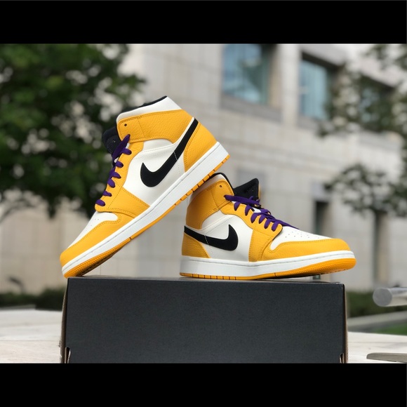 Nike Air Jordan 1 Mid - Picture 3 of 6